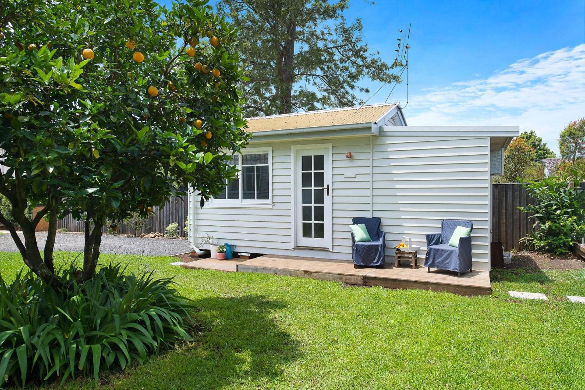 Fremily Cottage - Charming White Cottage Berry Exterior photo